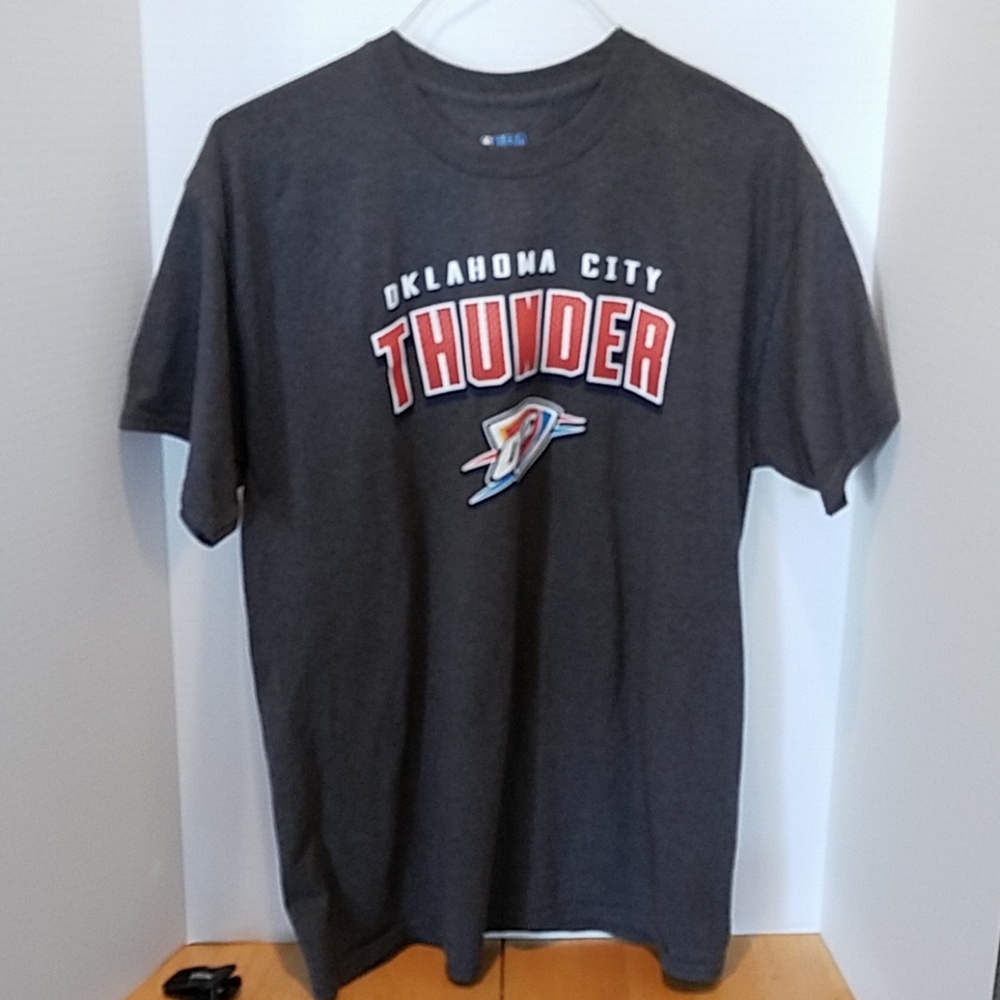 NBA Oklahoma city thunder  mens large tshirt
